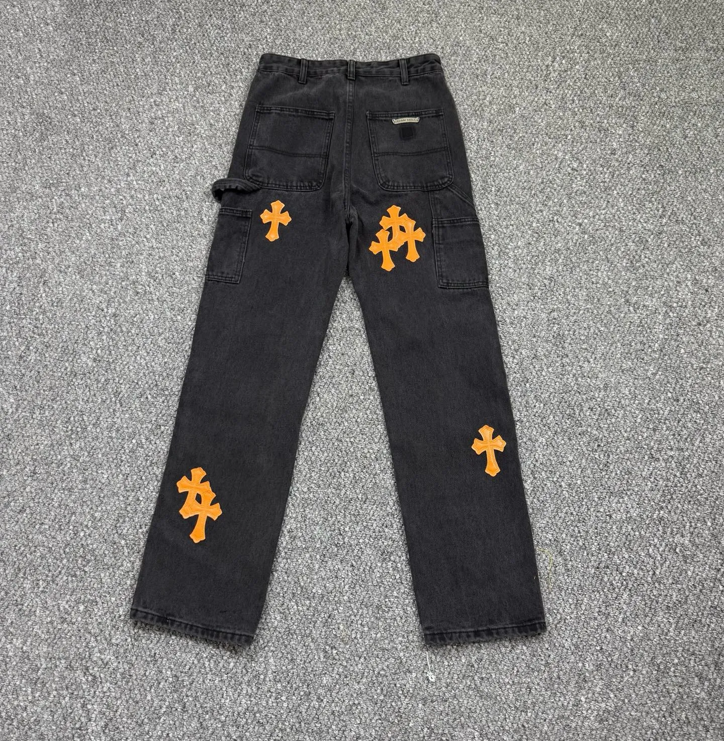 P280 Style number: H861 Chrome Hearts & Chrome Hearts 25FW CH workwear logging black and orange leather limited edition cow king jeans Chrome Hearts' most popular color pants are made of beaded canvas fabric, and heavy washing makes the upper body of the fabric more textured and the pants are tall and straight! The three-dimensional cutting of the whole trousers is a masterpiece! The hardware is customized by zp. The beaded canvas fabric is thick and soft after being washed. It has good breathability. Customized small leather label. Unique design. The details are simple and elegant, and the workmanship is exquisite. The whole trousers are neatly routed and the details are in place! It’s so cool that both men and women can easily control the genderless trend!  Size: 30-32-34-36 Color: black